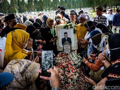 Momen Jenazah Azyumardi Azra Dimakamkan di TMP Kalibata