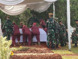 Dipimpin Muhadjir, Azyumardi Azra Dimakamkan Secara Militer di TMP Kalibata