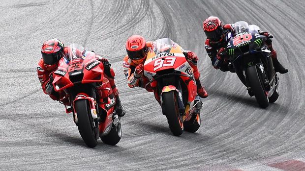 (L-R) Ducati Italian rider Francesco Bagnaia, Honda Spanish rider Marc Marquez and Yamaha French rider Fabio Quartararo compete during the Austrian Motorcycle Grand Prix at the Red Bull Ring race track in Spielberg, Austria on August 15, 2021. (Photo by Joe Klamar / AFP)