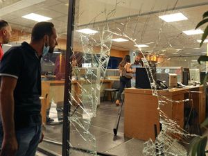 Krisis Lebanon Bikin Miris! Warga Bawa Granat-Pistol Rampok Uang Sendiri di Bank