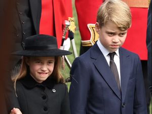 Momen Putri Charlotte Tegur Pangeran George Saat Pemakaman Ratu Elizabeth II Momen Putri Charlotte Tegur Pangeran George Saat Pemakaman Ratu Elizabeth II