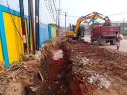 Atasi Genangan Sisi Jl Cikarang-Cibarusah yang Diperbaiki, Got Dibangun