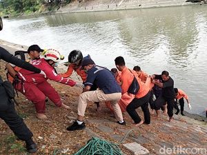 Sesosok Mayat Lansia Ditemukan Mengapung di Dekat Pintu Air Jagir