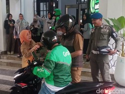 Ojol Day Makassar, Satpol PP Balkot Arahkan Pegawai Selfie dengan Pengemudi