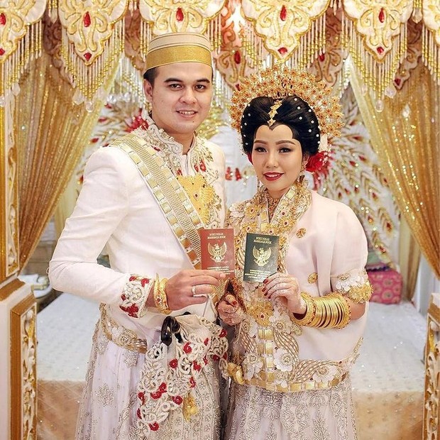 Warna putih yang dipilih sebagai warna untuk akad nikah ini tampak anggun dan elegan/Foto: instagram.com/inspirasikondanganmakassar