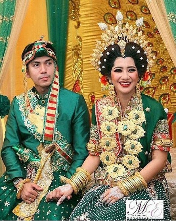 Pakaian adat Bugis yang bewarna hijau dan aksesoris emas tampak mempesona dan anggun/Foto: www.instagram.com/kiruners57