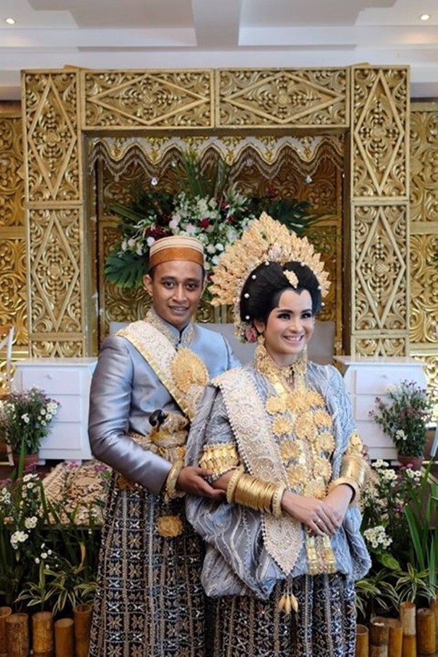 Pasangan Meirayni Fauziah dan Akmalunnas ini memilih pakaian adat Bugis bewarna abu-abu yang penuh dengan hiasan payet/Foto: instagram.com/obscura_photocreative