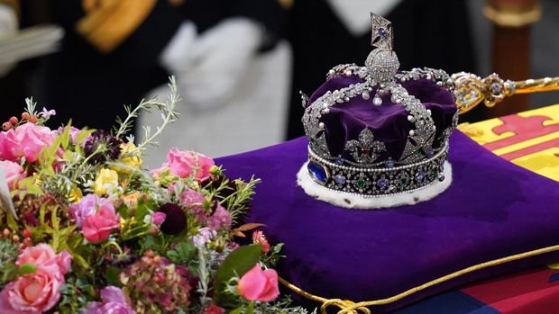 Peti mati Ratu Elizabeth II, terbungkus Standar Kerajaan dengan Mahkota Negara Kekaisaran dan tongkat kerajaan, selama Pemakaman Negara Ratu Elizabeth II, diadakan di Westminster Abbey, London, Senin, 19 September 2022. (AP/Gareth Fuller)