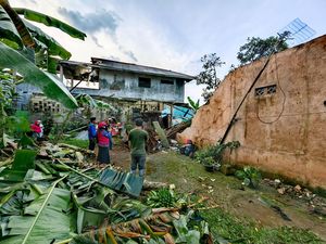 Detik-detik Pohon Tumbang Timpa Rumah, Azhar Lindungi Ponakan dari Runtuhan