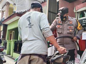 Aksi Bripka Roy, Borong BBM Lalu Dibagikan ke Warga Majalengka Aksi Bripka Roy, Borong BBM Lalu Dibagikan ke Warga Majalengka