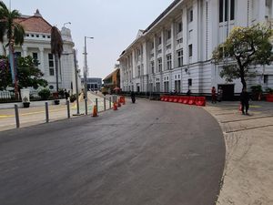 Motor di Kota Tua Jakarta Tak Lagi Jatuh Usai Jalan Dilapisi Antilicin