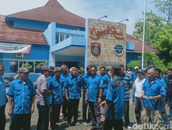 Sopir Angkot Ngeluruk Dishub Ngawi Keluhkan Taksi Gelap-Kereta Kelinci