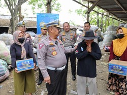 Korlantas Polri Bagikan Sembako ke Warga Pengepul Sampah di Bantul