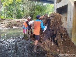Duh! Gunungan Sampah 3 Meter Sumbat Aliran Sungai Tangsi Magelang