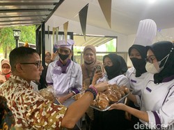 Di Medan, Sandiaga Borong Produk UMKM Mahasiswa Poltekpar