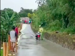 Duh! Pemotor di Bogor Ini Terjebak Usai Terobos Jalan Baru Dicor