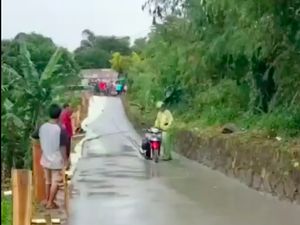 Duh! Pemotor di Bogor Ini Terjebak Usai Terobos Jalan Baru Dicor Duh! Pemotor di Bogor Ini Terjebak Usai Terobos Jalan Baru Dicor