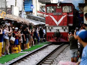 Hanoi Larang Keras Agen Perjalanan Bawa Turis ke Train Street yang Ikonik Hanoi Larang Keras Agen Perjalanan Bawa Turis ke Train Street yang Ikonik