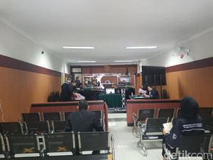 Tok! Pasutri Penginjak Al-Quran di Sukabumi Divonis 4 Tahun Penjara Tok! Pasutri Penginjak Al-Quran di Sukabumi Divonis 4 Tahun Penjara