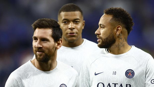 Soccer Football - Ligue 1 - Olympique Lyonnais v Paris St Germain - Groupama Stadium, Lyon, France - September 18, 2022  Paris St Germain's Neymar, Lionel Messi and Kylian Mbappe before the match REUTERS/Stephane Mahe