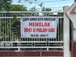 Viral Spanduk Warga Makassar Tolak Demo Malam Hari di Pagar UNM: Sessa Jaki