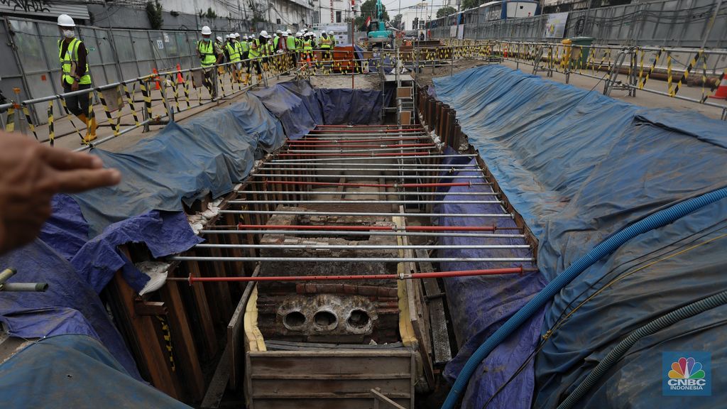 Tim arkeolog membongkar terakota pipa air kuno untuk dipindahkan saat pembangunan MRT Jakarta fase 2 dari Bundaran HI-Ancol, Glodok , Jakarta Barat  Selasa (20/9/2022). (CNBC Indonesia/Andrean Kristianto)