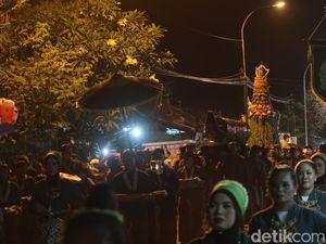 Warga Pleret Bantul Arak Lemper Raksasa dalam Acara Adat Rebo Wekasan Warga Pleret Bantul Arak Lemper Raksasa dalam Acara Adat Rebo Wekasan