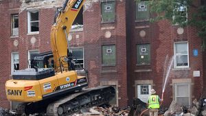 Apartemen Chicago Runtuh Akibat Ledakan, 8 Orang Terluka