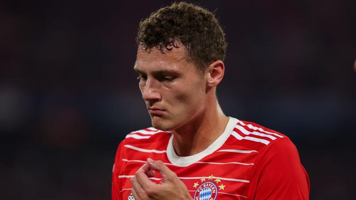 MUNCHEN, GERMANY - SEPTEMBER 13: Benjamin Pavard of FC Bayern Munchen looks on during the Group C - UEFA Champions League match between FC Bayern Munchen and FC Barcelona at the Allianz Arena on September 13, 2022 in Munchen, Germany (Photo by DAX Images/Orange Pictures/BSR Agency/Getty Images)