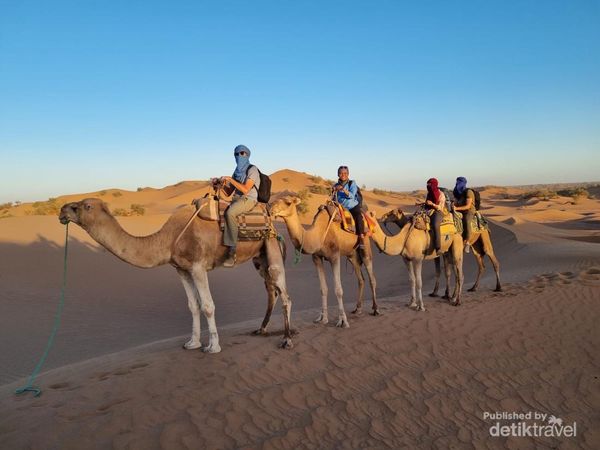 Terniat! Berburu Sunset dan Sunrise ke Gurun Pasir Sahara