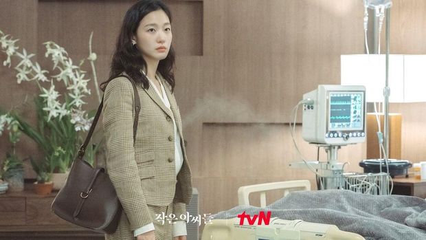 Berikutnya, ada setelan Polo Ralph Lauren yang dipakai oleh Kim Go Eun. Sesuai dengan hasilnya, office look ini dibanderol dengan Rp 16 Juta Beauties. Sedangkan harga tas Fontana Milano yang dipakainya yaitu Rp 44 juta. Foto : instagram.com/tvn_drama