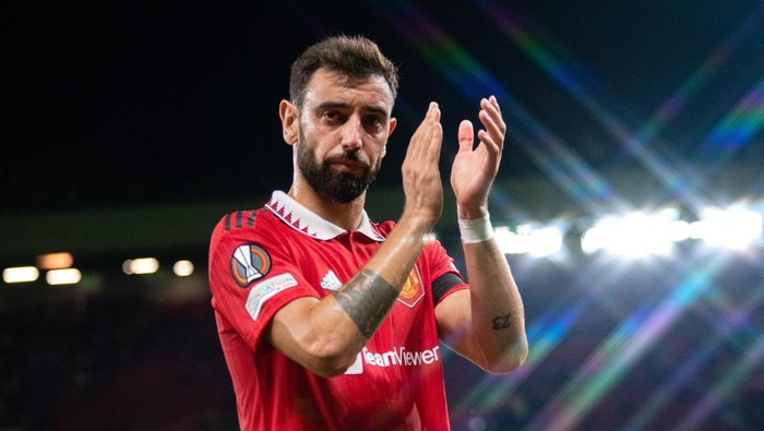 MANCHESTER, ENGLAND - SEPTEMBER 08:   Bruno Fernandes of Manchester United reacts at the end of the UEFA Europa League group E match between Manchester United and Real Sociedad at Old Trafford on September 8, 2022 in Manchester, United Kingdom. (Photo by Ash Donelon/Manchester United via Getty Images)