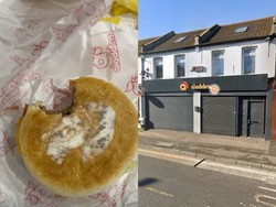 Ngeri! Setelah 2 Gigitan, Ibu Ini Baru Sadar Makan Burger Berjamur