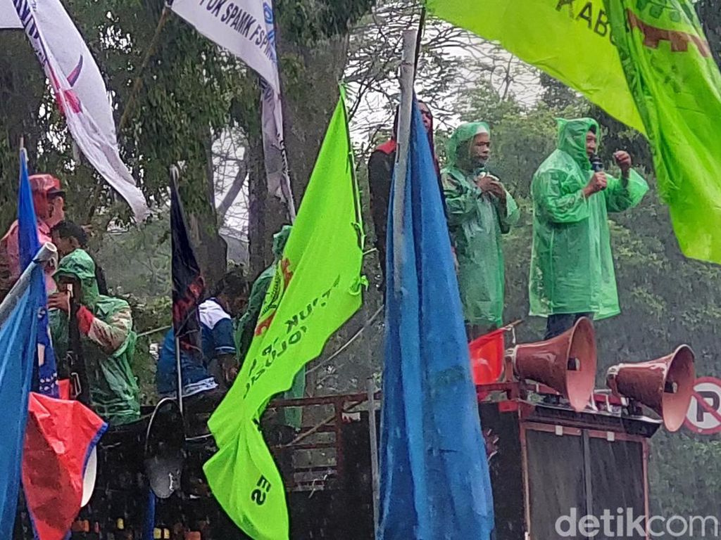 Diguyur Hujan, Massa Buruh Demo Tolak Kenaikan BBM di Gedung Sate
