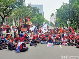 Massa Buruh Geruduk Balai Kota DKI Tolak Kenaikan BBM Massa Buruh Geruduk Balai Kota DKI Tolak Kenaikan BBM