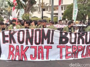 Ratusan Mahasiswa Ngeluruk Kantor Gubernur Jatim Suarakan 12 Tuntutan