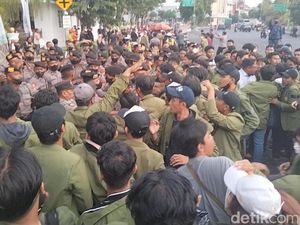 Pembebasan 3 Perwakilan Pemprov Jatim Diwarnai Saling Dorong Mahasiswa-Polisi