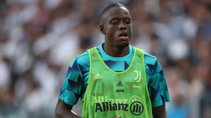 TURIN, ITALY - AUGUST 27: Denis Zakaria of Juventus FC warm up during the Serie A match between Juventus and AS Roma at on August 27, 2022 in Turin, Italy. (Photo by Sportinfoto/DeFodi Images via Getty Images)