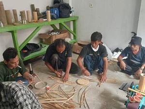 Keren! Penyandang Disabilitas di Bandung Bikin Kerajinan dari Bambu