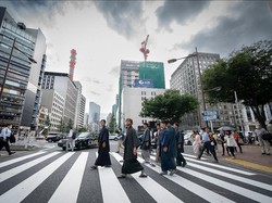 Enea Bastianini Antusias Banget Jalan-jalan Pakai Kimono di Tokyo
