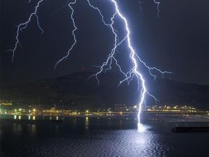 Arab Saudi Diterjang Badai, 2 Orang Tewas dan Sekolah Ditutup Sementara