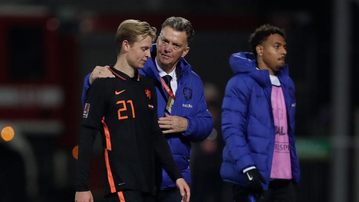 De Jong (kiri) berbicara dengan Van Gaal (tengah) dalam laga melawan Latvia tahun lalu. Foto: Getty Images/Soccrates Images