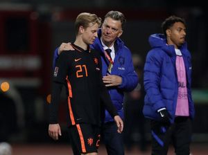 Van Gaal Soroti Menit Bermain De Jong di Barcelona