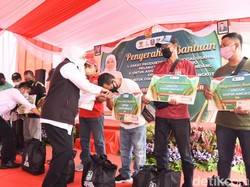 Gubernur Khofifah Salurkan Bantuan Dampak Inflasi dan BBM ke Warga Sidoarjo