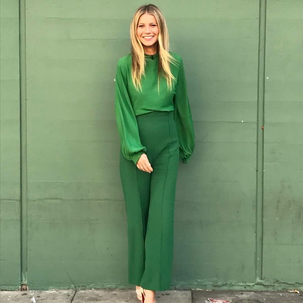 Gwyneth Paltrow mengenakan busana serba hijau