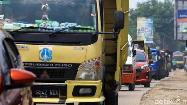 Harap Sabar, Perlintasan Rel di Cisauk Bikin Macet