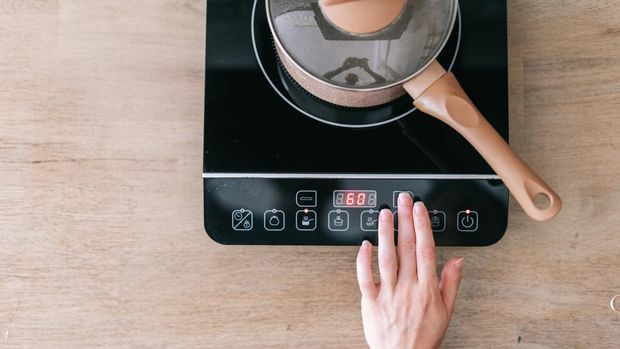 5 Kebiasaan Orang Tua saat Memberi Makan yang Bikin Anak Sakit