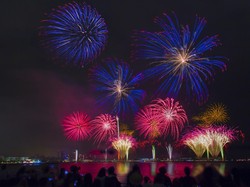 10 Tips Memainkan Kembang Api saat Tahun Baru yang Aman dan Tetap Seru