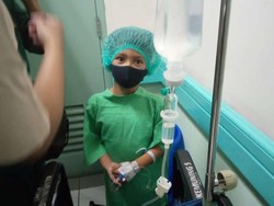 Kabar Baik, Bocah Berkelamin Ganda Operasi Saluran Kencing Tahap Pertama