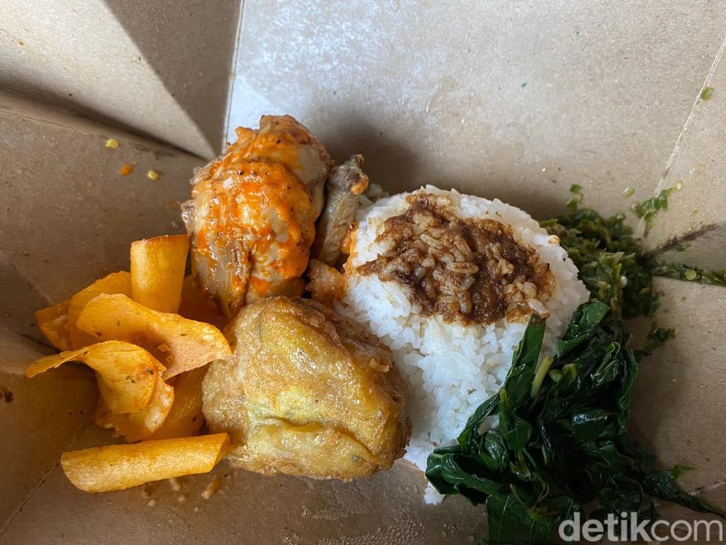 Kapau Anak Sultan: Uniknya Nasi Padang Lauk Rendang Salted Egg dan Ayam Pop Saus Mentai
